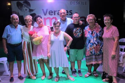 Las 2 modelos de ASPRODALBA brillaron con luz propia en el desfile veratense.