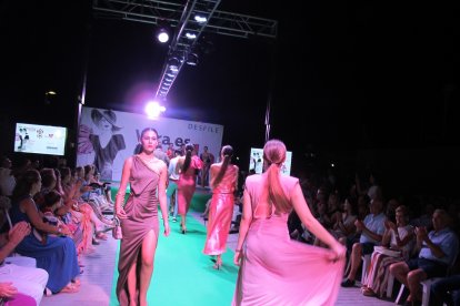 Desfile de trajes y vestidos de gala.