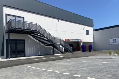 Una de las fachadas laterales de la tienda.