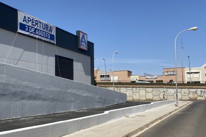 Cartel anunciador de la apertura.