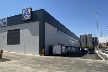 Aldi ya cuenta con dos supermercados en la capital.