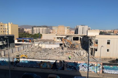 Demolición del antiguo inmueble, en cuyos terrenos se ha construido el nuevo supermercado.