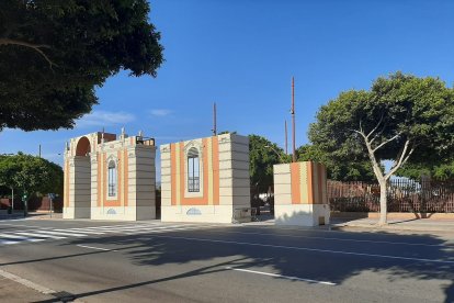 La puerta de la Feria se comienza a arreglar para esta edición.