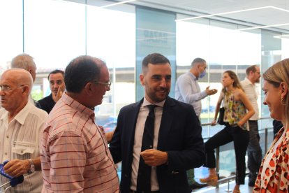 Llegada al acto del edil de Promoción de la Ciudad.