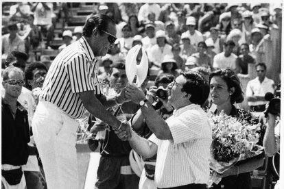 El presidente del voleibol mundial con el alcalde Fernando Martínez.