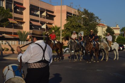 Los caballistas esperando a la Virgen para acompañarla en el último tramo.