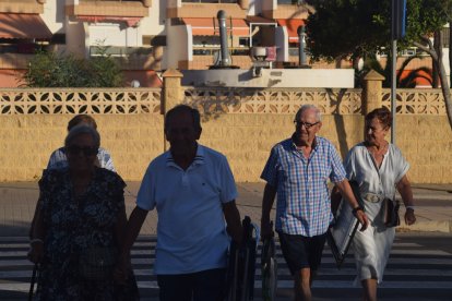 Antoñita y Miguel, con sus sillas, dirigiéndose a la misa en El Toyo.