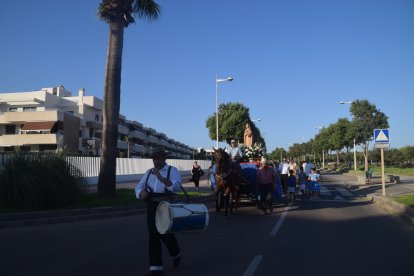 El tamborilero, precediendo la carreta de la Virgen.