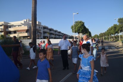 El párroco, Andrés Francisco Rodríguez detrás de la carreta con los romeros.