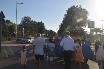 Los romeros luciendo un pañuelo con la imagen de la Virgen de Retamar.