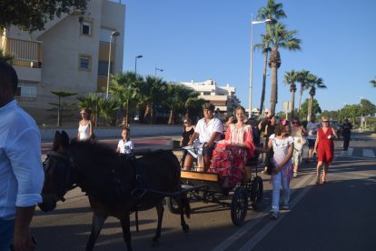 Un coche tipo jardinera tirado por un pony.