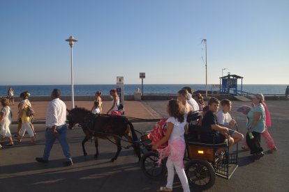 La comitiva llegando al Paseo Marítimo y cerca del mar.