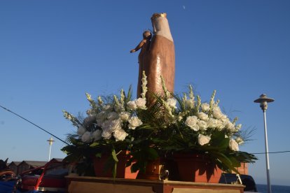 Exquisito adorno floral, todo en blanco, rosas y nardos.