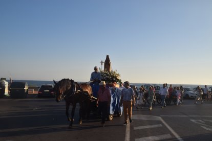 La comitiva, enfilando el Paseo de El Toyo.