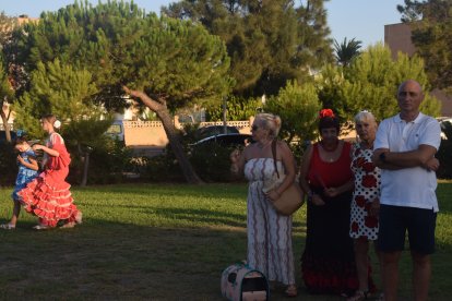 Algunas romeras acudieron ataviadas de faralaes.