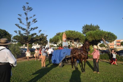 Llegada de la carreta al recinto de la misa en los jardines de El Toyo.