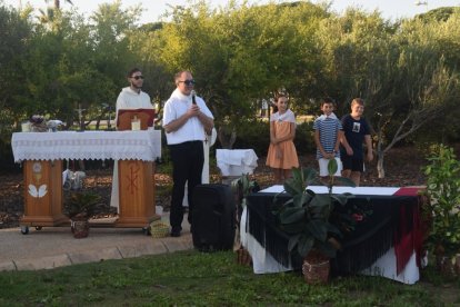 El párroco recibiendo a la Virgen.