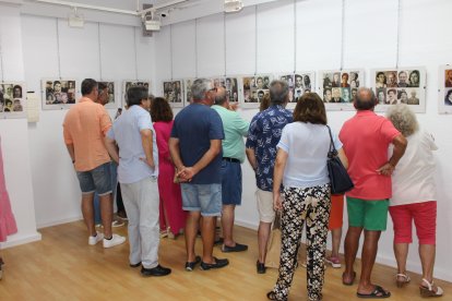 Muchas personas están pasando por la exposición.