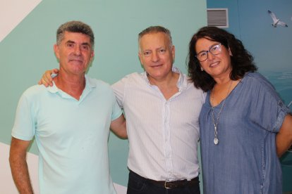 Manuel León con Paco y Loli, compañeros de la generación del 67.