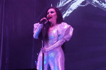 Alaska de Fangoria cantando los mejores hits del grupo.