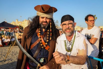 Varios actores de la recreación del Desembarco Pirata de Almerimar.