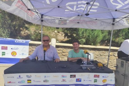 El alcalde de Cuevas, Antonio Fernández, junto al periodista Guillermo Mirón.
