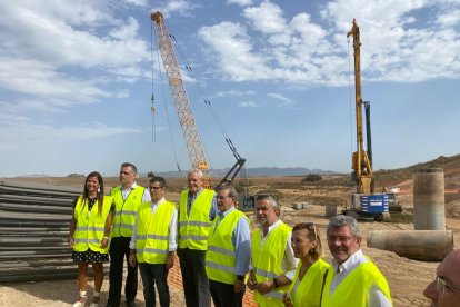 Autoridades, durante la visita.