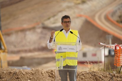 Detrás del ministro, obras en marcha.