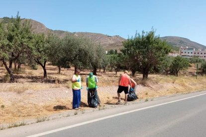 Usuarios de NOESSO colaborando en la limpieza. (FOTO: Ayuntamiento de Laujar de Andarax)