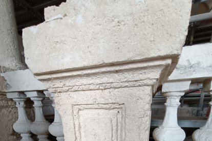 Piedra ya restaurada en la parte baja de la arcada