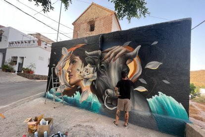 Rodrigo Leseduarte ilustra el Rapto de Europa con todos los elementos del mito: el Dios Zeus reencarnado en el búfalo, la fenicia Europa y el mar.