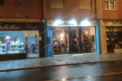 Escaparates encendidos antes de las 00:00.