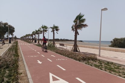 Primeros ciclistas recorriendo el carril bici