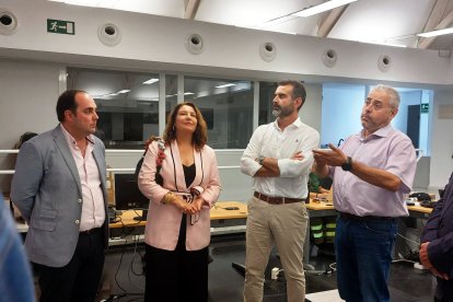 Sergio Arjona, viceconsejero de Medio Ambiente, a la izquierda de la foto.