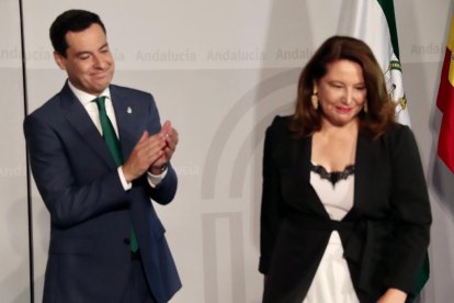 La consejera de Agricultura, Carmen Crespo, jurando el cargo ante Juanma Moreno.