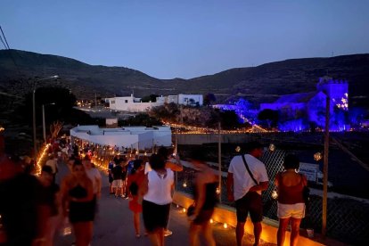 Numerosas personas caminando por Vícar Pueblo.