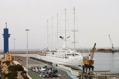 Crucero \'Wind Surf\' en el Puerto de Almería.