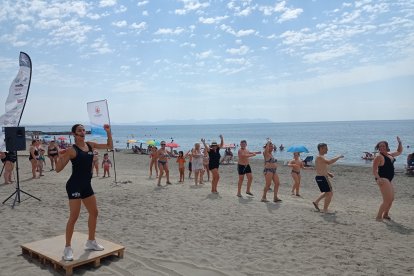 Los bañistas de Costacabana disfrutando de las clases de zumba con Ego Sport Center.