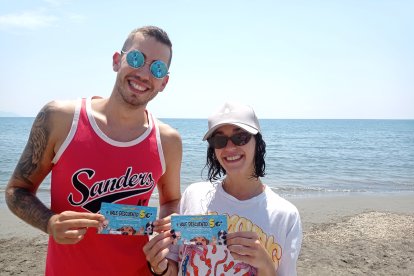 David y Marina con dos bonos de descuento de Mascotasol para que sus mascotas disfruten.