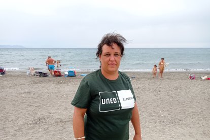 Adela con su camiseta de la UNED gracias a haber participado en la clase de zumba.