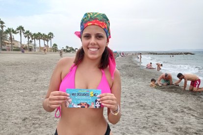 Inés con su bono de descuento en Mascotasol.