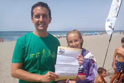 Francis y su hija Elena con una entrada para el parque acuático Aquatropic.