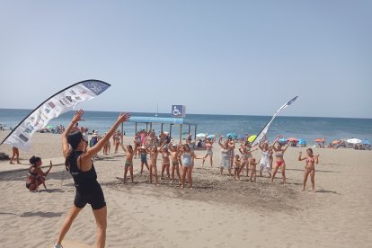 Los bañistas bailado con las clases de zumba.