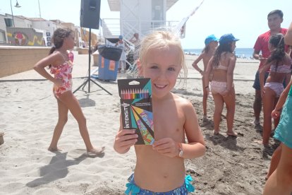 Marta con su regalo cortesía de Papelerías Carlín,