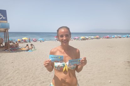 Davinia con sus bonos de descuento en las tiendas Mascotasol.