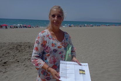 Elisa con su entrada para las cuevas de Sorbas.