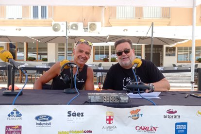 Alfredo Casas entrevistando a Miguel Ángel Ubeda, para triatleta.