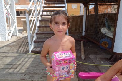 La pequeña Mar con su regalo de Toy Planet.