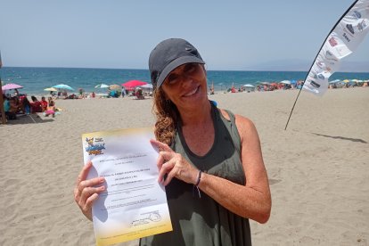 Francisca con una entrada para el parque acuático Aquatropic.