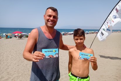 Manuel Hernández y su hijo Alex con dos bonos descuento en Mascotasol.